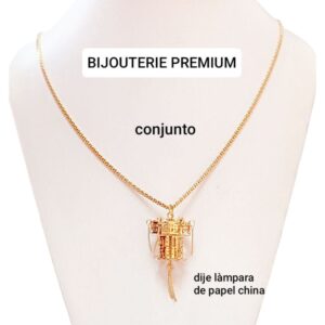 Conjunto LucMD: cadena con dije farol chino.