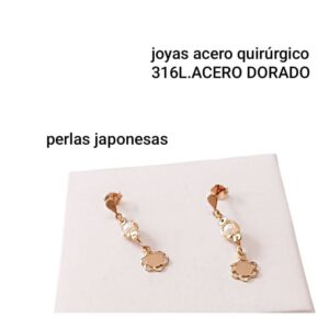 Aros colgantes con perlas.