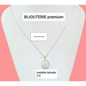 Conjunto LucMD: cadena con medalla labrada.