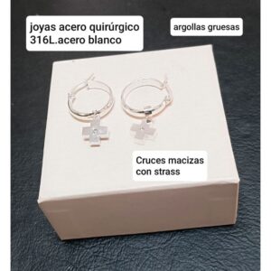 Aros LucMD: argollas gruesas con dije cruz.