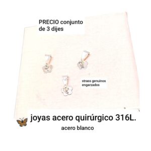 Dije flor con strass central.  Conjunto de  3 unidades.