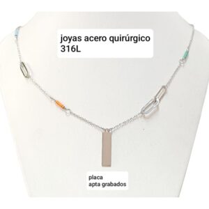 Conjunto LucMD: cadena con placa y piedras.