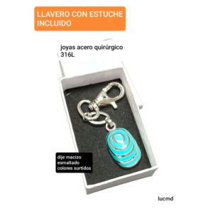 Llavero LucMD. Con dije esmaltado. Colores surtidos. En estuche.