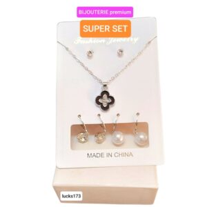 Conjunto Kas. Cadena con dije + 3 pares de aros.