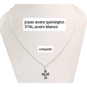 Conjunto LucMD: cadena con dije cruz con Cristo en relieve.