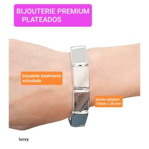 Pulsera con placas rectangulares.