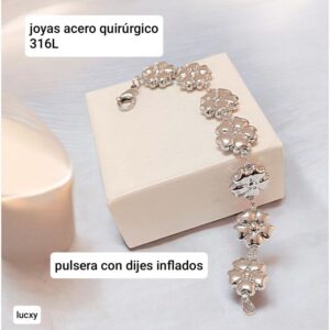 Pulsera LucXY con dijes inflados.