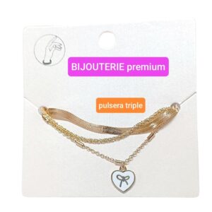 Pulsera triple con dije esmaltado.